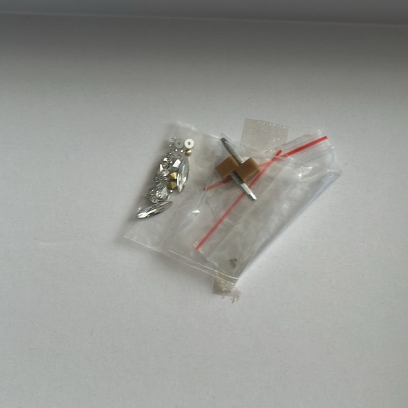 New Badgley Mischka Bobbie Bow Strap White Satin Crystal Heels Size 6 - Picture 10 of 10